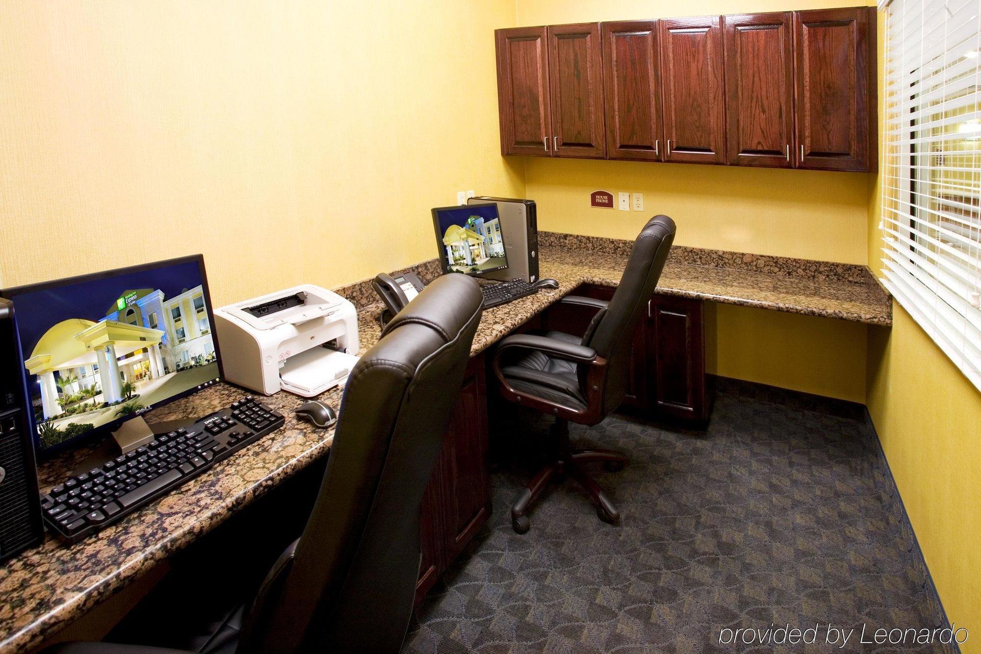 Holiday Inn Express Hotel And Suites Falfurrias Konforlar fotoğraf