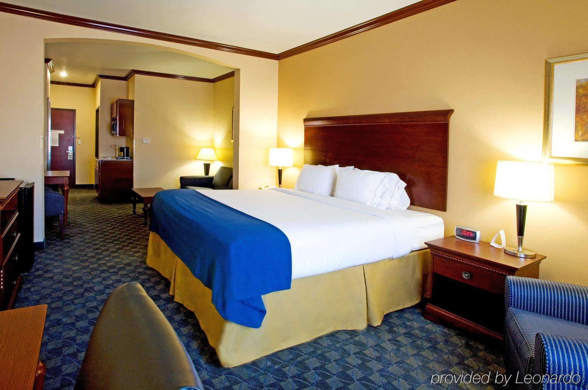 Holiday Inn Express Hotel And Suites Falfurrias Oda fotoğraf