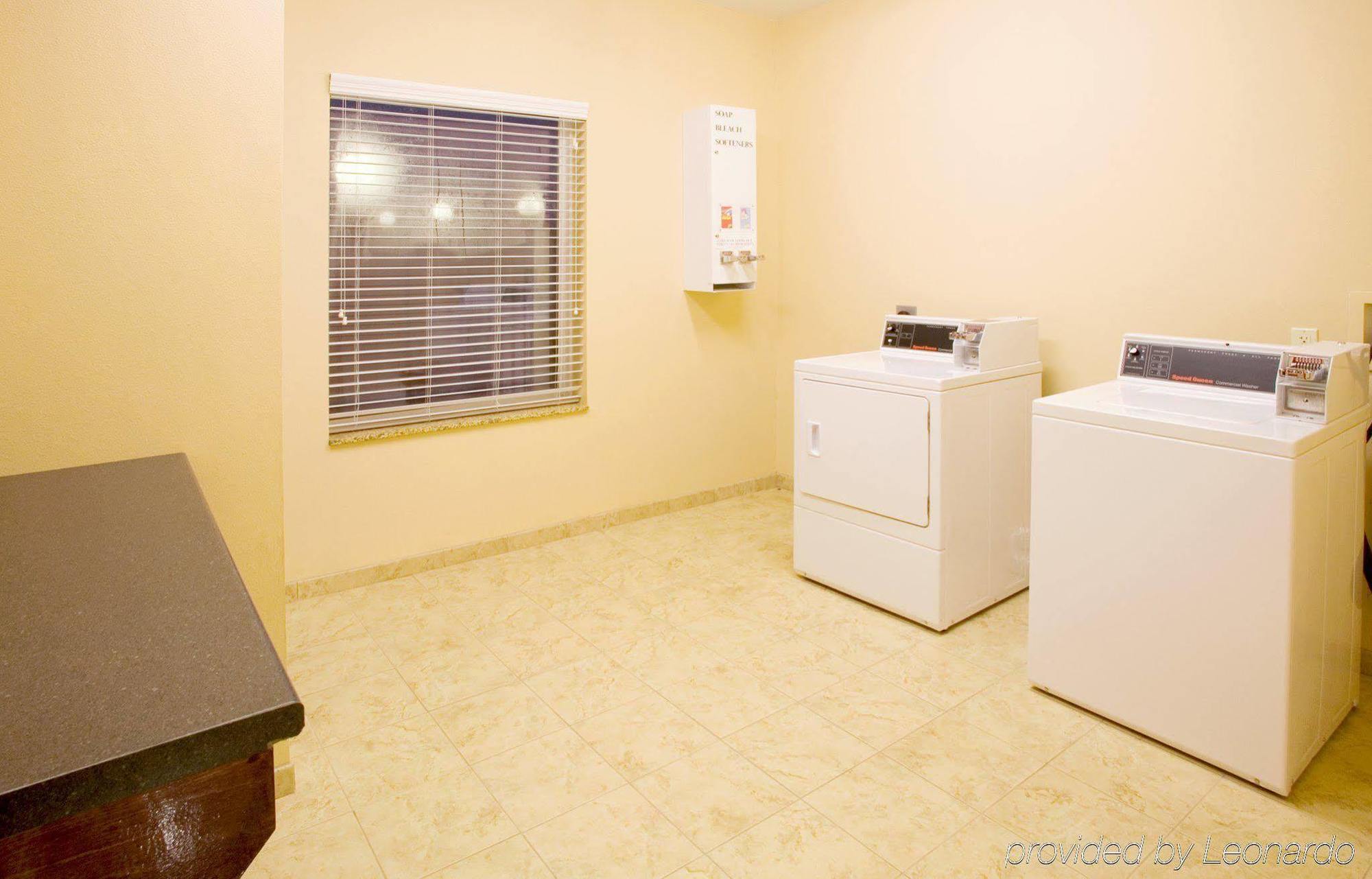 Holiday Inn Express Hotel And Suites Falfurrias Konforlar fotoğraf
